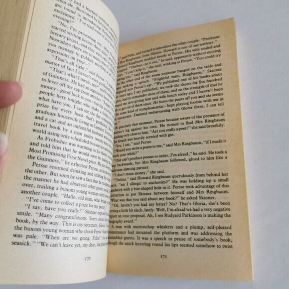 1985 Small World by David Lodge, Penguin Paperback Campus Trilogy - Picture 6 of 8